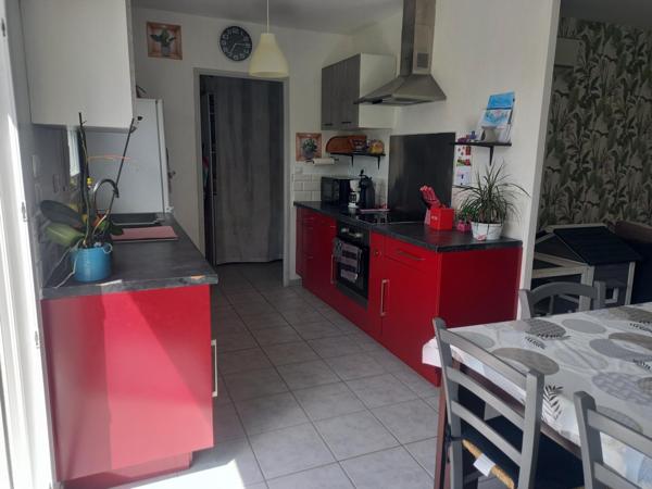 À Loches, dans une jolie résidence pavillonnaire, découvrez cette maison traditionnelle neuve, idéale pour accueillir votre famille dans un cadre serein et recherché.