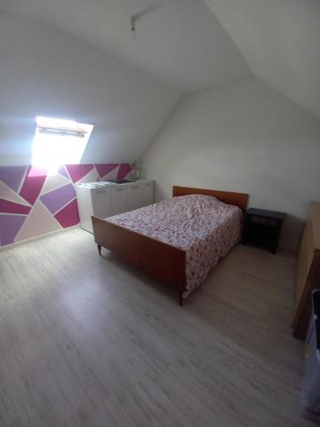 À Loches, dans une jolie résidence pavillonnaire, découvrez cette maison traditionnelle neuve, idéale pour accueillir votre famille dans un cadre serein et recherché.