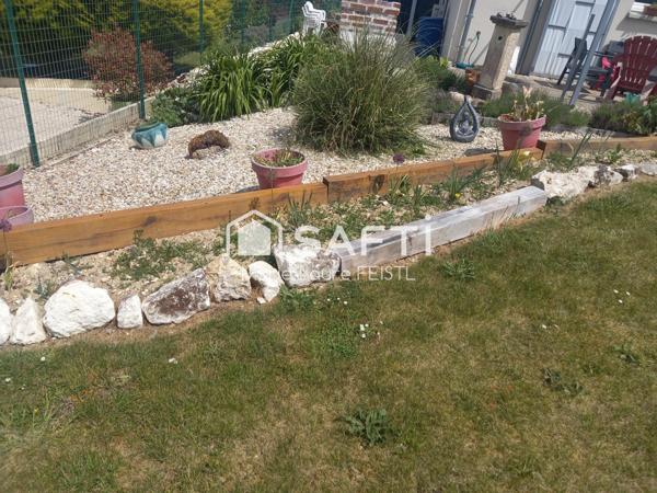 À Loches, dans une jolie résidence pavillonnaire, découvrez cette maison traditionnelle neuve, idéale pour accueillir votre famille dans un cadre serein et recherché.