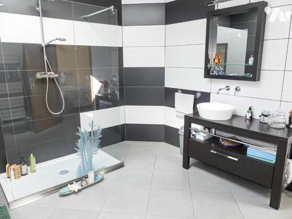 VILLA CONTEMPORAINE DE PRESTIGE + CHALETS LOCATIFS  LOUES