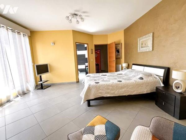 VILLA CONTEMPORAINE DE PRESTIGE + CHALETS LOCATIFS  LOUES