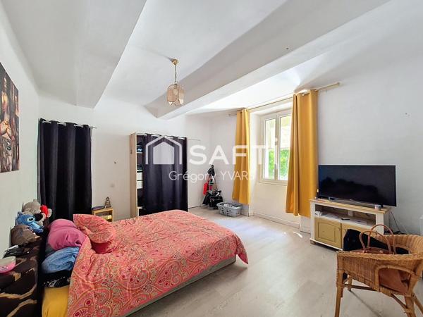 Bastide provençale de 335 m² avec annexes et piscine