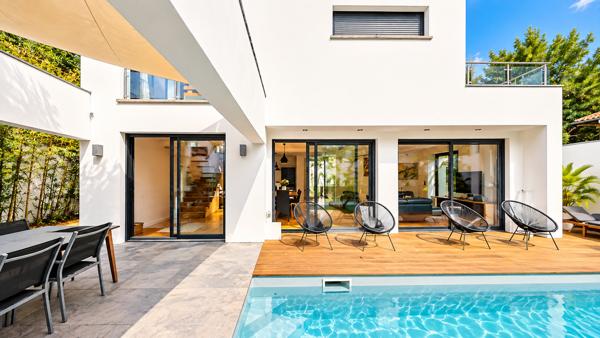 Architecture contemporaine - 2015 - piscine et grand garage - Biarritz