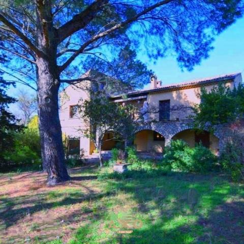 UZES - VILLA  - T9 - 242 M2 - PISCINABLE - GRAND GARAGE - JARDIN 1655 M2 - 595 000