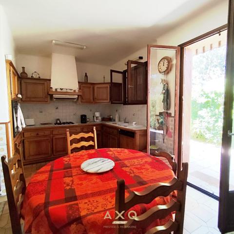 UZES - VILLA  - T9 - 242 M2 - PISCINABLE - GRAND GARAGE - JARDIN 1655 M2 - 595 000