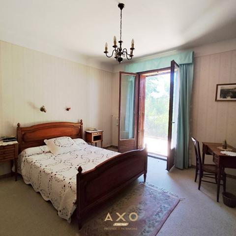 UZES - VILLA  - T9 - 242 M2 - PISCINABLE - GRAND GARAGE - JARDIN 1655 M2 - 595 000