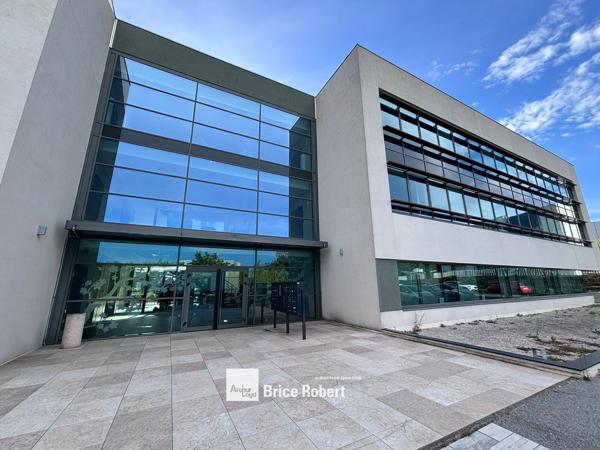 Bureaux à louer à Champagne au Mont d'Or lumineux et accès grands axes