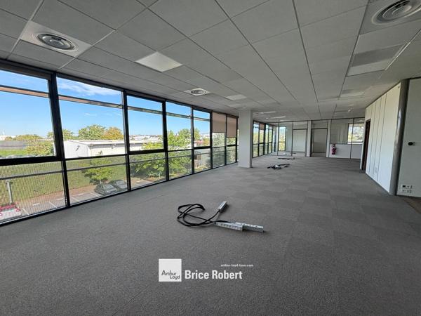 Bureaux à louer à Champagne au Mont d'Or lumineux et accès grands axes