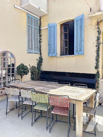 A 50 M DE LA PLACE BELLEVUE CHARMANTE MAISON DE VILLE 110M2 AVEC GRANDE COUR INTERIEURE