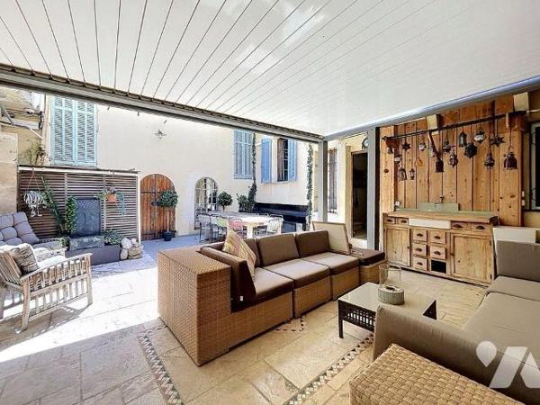 A 50 M DE LA PLACE BELLEVUE CHARMANTE MAISON DE VILLE 110M2 AVEC GRANDE COUR INTERIEURE