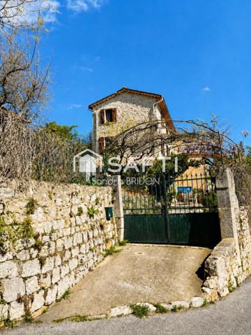 Bastide de caractère vue dominante au coeur du village