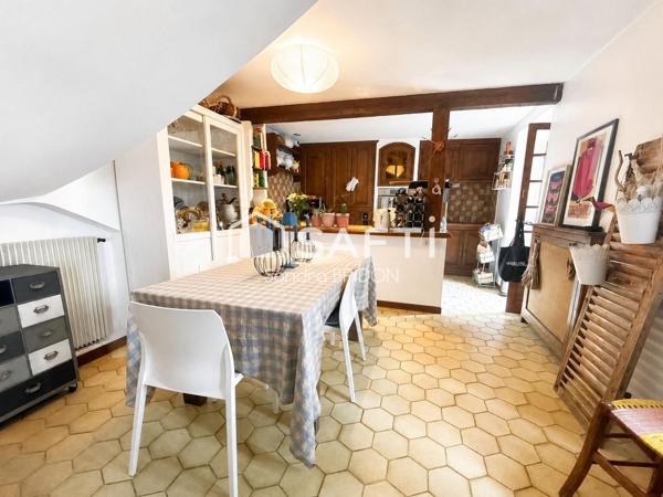 Bastide de caractère vue dominante au coeur du village