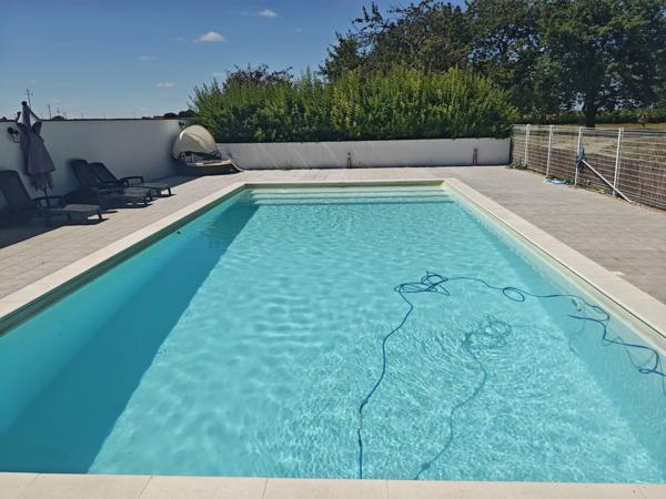 Charmante maison 4 chambres avec piscine à Dercé
