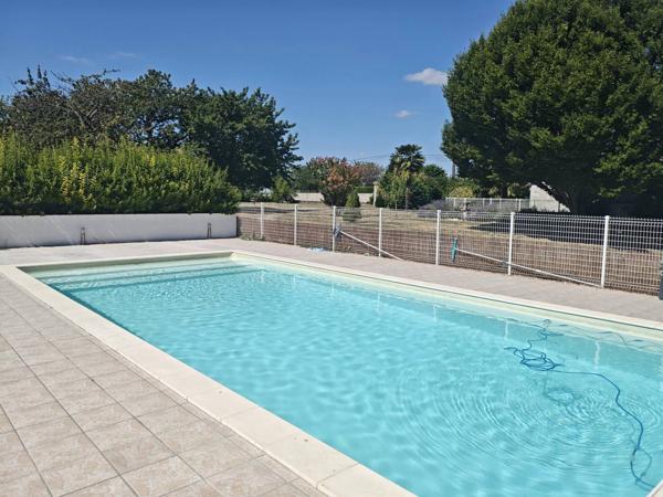Charmante maison 4 chambres avec piscine à Dercé