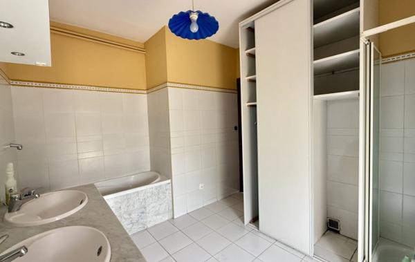 Vente Villa de plein pied 4 faces 3 chambres à rafraîchir Pezenas   