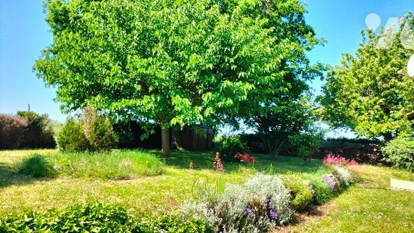 Une ancienne ferme/fermette aménagée en habitation dans un environnement idyllique et verdoyant