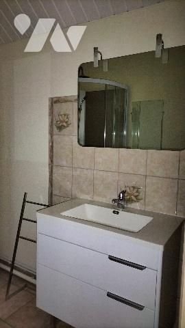 Une ancienne ferme/fermette aménagée en habitation dans un environnement idyllique et verdoyant