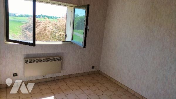 Une ancienne ferme/fermette aménagée en habitation dans un environnement idyllique et verdoyant