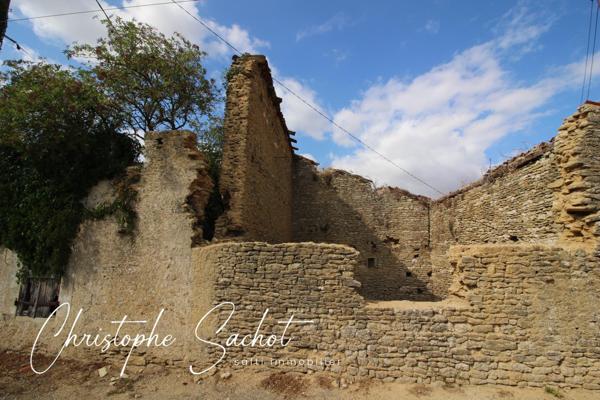 Proche de Surgères Maison à reconstruire et à repenser !