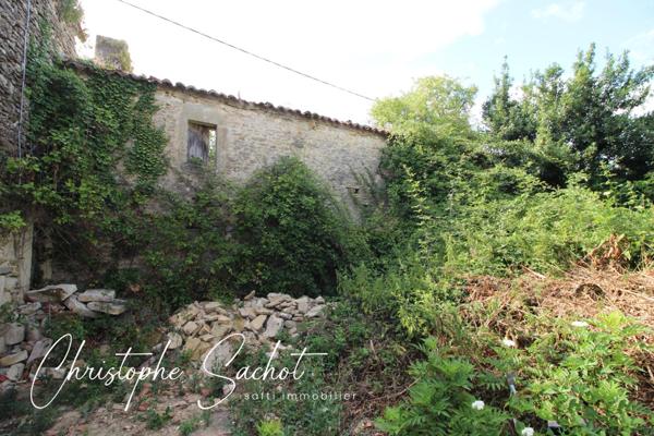 Proche de Surgères Maison à reconstruire et à repenser !
