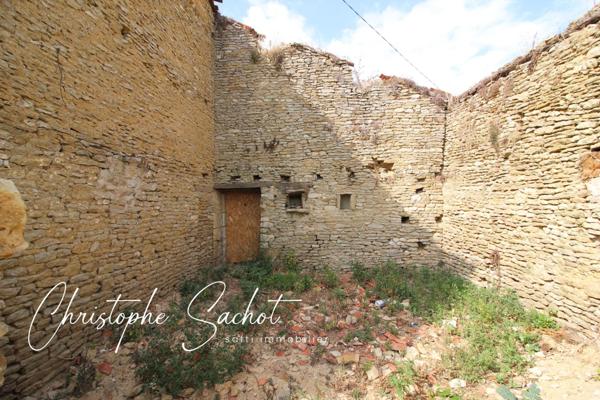 Proche de Surgères Maison à reconstruire et à repenser !