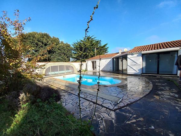 Ensemble immobilier composé de 2 maisons et piscine