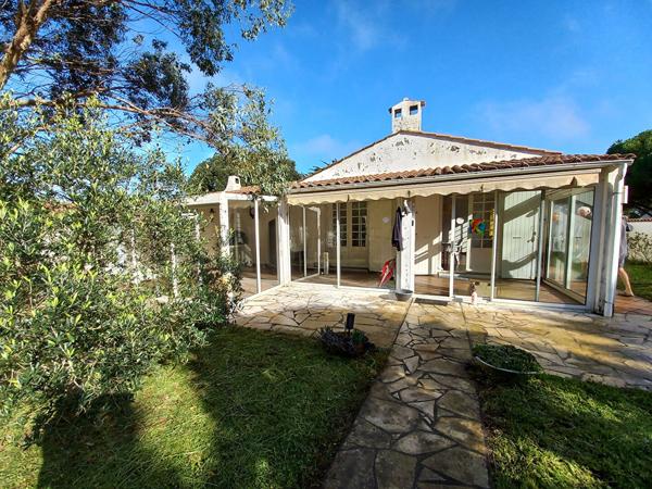Ensemble immobilier composé de 2 maisons et piscine
