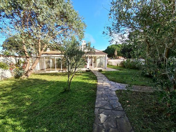 Ensemble immobilier composé de 2 maisons et piscine