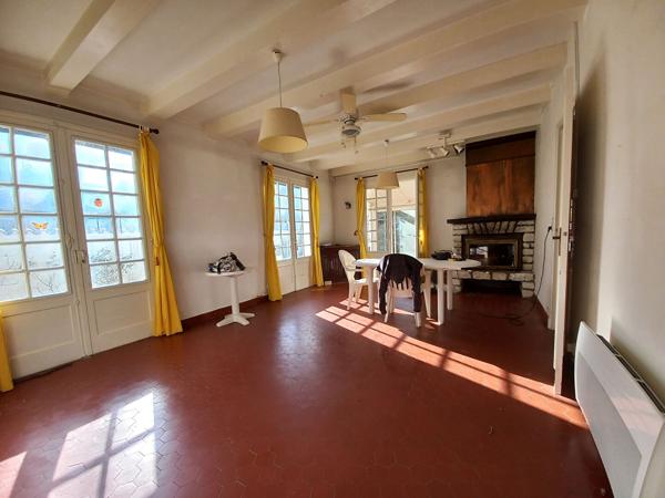 Ensemble immobilier composé de 2 maisons et piscine