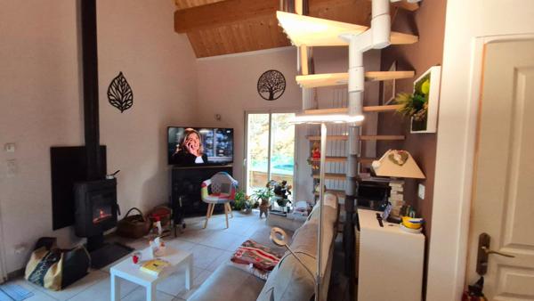 CHARMANTE MAISON PÉRIGOURDINE AVEC VUE ET BOIS ET DÉPENDANCES