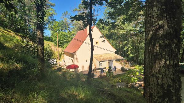 CHARMANTE MAISON PÉRIGOURDINE AVEC VUE ET BOIS ET DÉPENDANCES