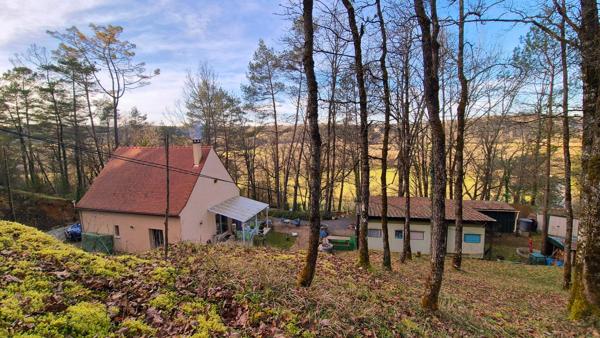 CHARMANTE MAISON PÉRIGOURDINE AVEC VUE ET BOIS ET DÉPENDANCES