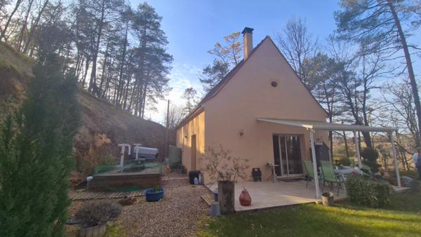 CHARMANTE MAISON PÉRIGOURDINE AVEC VUE ET BOIS ET DÉPENDANCES