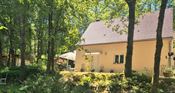 CHARMANTE MAISON PÉRIGOURDINE AVEC VUE ET BOIS ET DÉPENDANCES