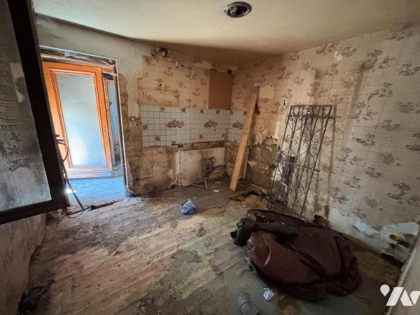 Maison mitoyenne (sur 1 côté) de 3 pièces (environ 50 m² habitables, à rénover totalement), si