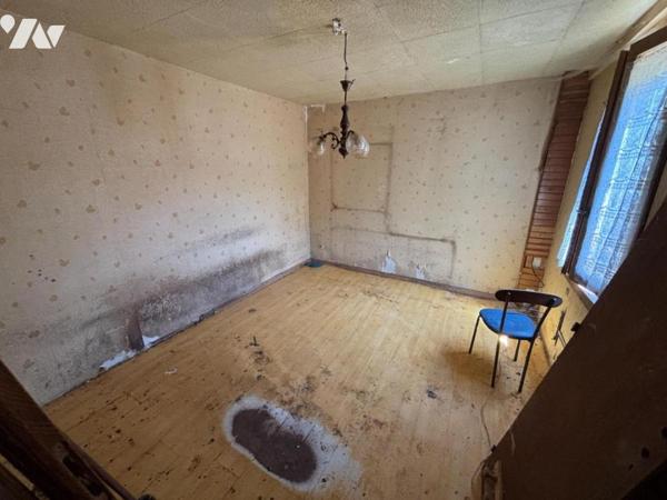 Maison mitoyenne (sur 1 côté) de 3 pièces (environ 50 m² habitables, à rénover totalement), si