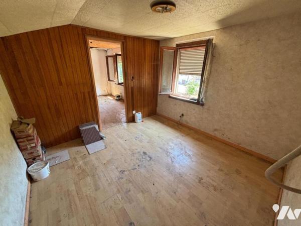 Maison mitoyenne (sur 1 côté) de 3 pièces (environ 50 m² habitables, à rénover totalement), si
