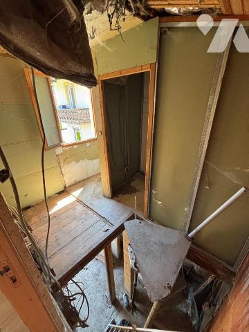 Maison mitoyenne (sur 1 côté) de 3 pièces (environ 50 m² habitables, à rénover totalement), si