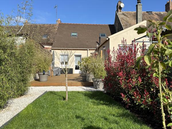 Au cœur de Nangis, à proximité immédiate des commerces, des écoles et de la gare reliant Paris Gare de l’Est en environ 40 minutes, découvrez cette agréable maison de ville entièrement rénovée, offrant un cadre de vie pratique et confortable.
Elle propose un bel espace de vie lumineux avec salon et cuisine ouverte. 
À l’étage, vous trouverez une chambre, une pièce supplémentaire idéale pour un bureau ou une chambre d’enfant, ainsi qu’une salle d’eau avec WC.
Édifiée sur une parcelle de 184 m², cette maison bénéficie donc également d’un jardin avec une grande terrasse, véritable atout en centre-ville.

Une alternative idéale à un appartement, parfaitement adaptée à un premier achat ou à un jeune couple recherchant confort et proximité des commodités.

Les petits + : 
- Volets roulants électriques
- Aucun travaux à prévoir
- Jardin privatif

Une maison clé en main où vous n'aurez plus qu'a poser vos valises.
Contactez moi vite pour une visite!