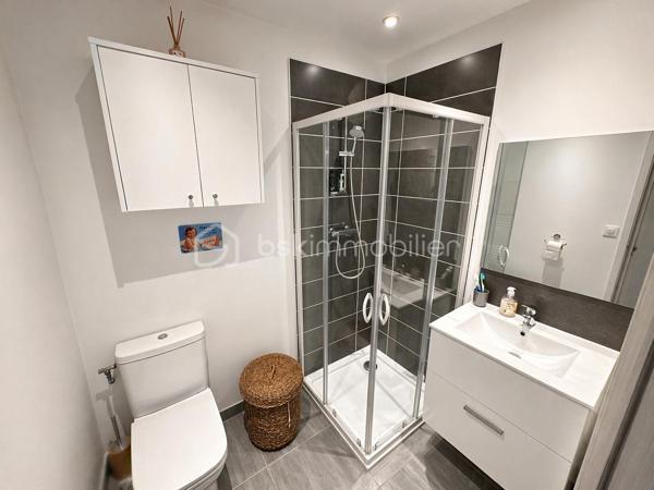 Au cœur de Nangis, à proximité immédiate des commerces, des écoles et de la gare reliant Paris Gare de l’Est en environ 40 minutes, découvrez cette agréable maison de ville entièrement rénovée, offrant un cadre de vie pratique et confortable.
Elle propose un bel espace de vie lumineux avec salon et cuisine ouverte. 
À l’étage, vous trouverez une chambre, une pièce supplémentaire idéale pour un bureau ou une chambre d’enfant, ainsi qu’une salle d’eau avec WC.
Édifiée sur une parcelle de 184 m², cette maison bénéficie donc également d’un jardin avec une grande terrasse, véritable atout en centre-ville.

Une alternative idéale à un appartement, parfaitement adaptée à un premier achat ou à un jeune couple recherchant confort et proximité des commodités.

Les petits + : 
- Volets roulants électriques
- Aucun travaux à prévoir
- Jardin privatif

Une maison clé en main où vous n'aurez plus qu'a poser vos valises.
Contactez moi vite pour une visite!