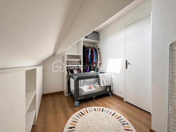 Au cœur de Nangis, à proximité immédiate des commerces, des écoles et de la gare reliant Paris Gare de l’Est en environ 40 minutes, découvrez cette agréable maison de ville entièrement rénovée, offrant un cadre de vie pratique et confortable.
Elle propose un bel espace de vie lumineux avec salon et cuisine ouverte. 
À l’étage, vous trouverez une chambre, une pièce supplémentaire idéale pour un bureau ou une chambre d’enfant, ainsi qu’une salle d’eau avec WC.
Édifiée sur une parcelle de 184 m², cette maison bénéficie donc également d’un jardin avec une grande terrasse, véritable atout en centre-ville.

Une alternative idéale à un appartement, parfaitement adaptée à un premier achat ou à un jeune couple recherchant confort et proximité des commodités.

Les petits + : 
- Volets roulants électriques
- Aucun travaux à prévoir
- Jardin privatif

Une maison clé en main où vous n'aurez plus qu'a poser vos valises.
Contactez moi vite pour une visite!