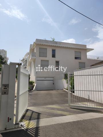 Parking
        
        - 12 m² Exclusivité 22 000 € *