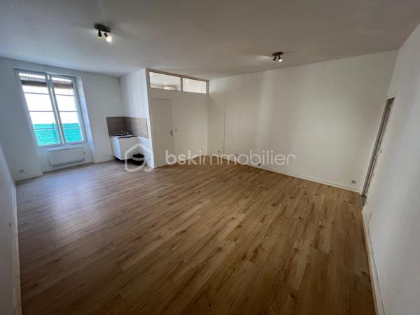 NOUVEAU EN EXCLUSIVITE ! A Coulommiers même ! Centre-ville à pied en 30 secondes ! Venez découvrir ce F2 lumineux de 45m2 situé au rdc d’une petite co-propriété sécurisée.

L’appartement se compose d’une vaste pièce de vie lumineuse de 31m2 avec coin cuisine, une salle d’eau toute neuve, un wc séparé et une chambre de 8m2.
Faibles charges de co-pro : 60€/mois
Ouvrants en pvc double vitrage bois, cave, fibre dans le couloir, tout à l’égout.

IDEAL POUR UNE PERSONNE SEULE ! IDEAL PREMIER ACHAT !
Petit prix ! Ne tardez pas à venir visiter !