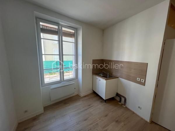 NOUVEAU EN EXCLUSIVITE ! A Coulommiers même ! Centre-ville à pied en 30 secondes ! Venez découvrir ce F2 lumineux de 45m2 situé au rdc d’une petite co-propriété sécurisée.

L’appartement se compose d’une vaste pièce de vie lumineuse de 31m2 avec coin cuisine, une salle d’eau toute neuve, un wc séparé et une chambre de 8m2.
Faibles charges de co-pro : 60€/mois
Ouvrants en pvc double vitrage bois, cave, fibre dans le couloir, tout à l’égout.

IDEAL POUR UNE PERSONNE SEULE ! IDEAL PREMIER ACHAT !
Petit prix ! Ne tardez pas à venir visiter !