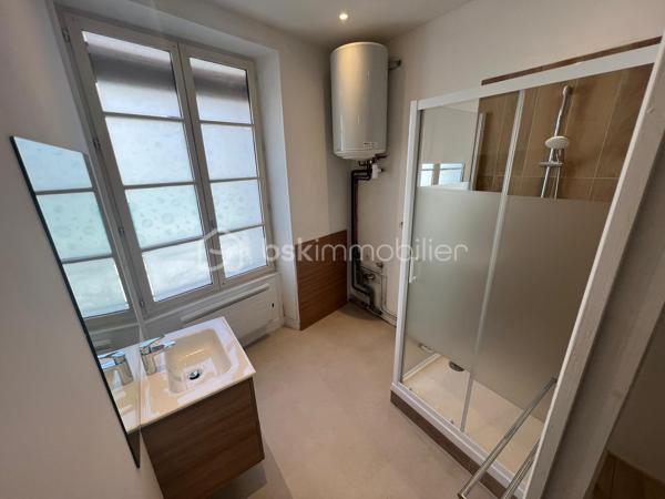NOUVEAU EN EXCLUSIVITE ! A Coulommiers même ! Centre-ville à pied en 30 secondes ! Venez découvrir ce F2 lumineux de 45m2 situé au rdc d’une petite co-propriété sécurisée.

L’appartement se compose d’une vaste pièce de vie lumineuse de 31m2 avec coin cuisine, une salle d’eau toute neuve, un wc séparé et une chambre de 8m2.
Faibles charges de co-pro : 60€/mois
Ouvrants en pvc double vitrage bois, cave, fibre dans le couloir, tout à l’égout.

IDEAL POUR UNE PERSONNE SEULE ! IDEAL PREMIER ACHAT !
Petit prix ! Ne tardez pas à venir visiter !