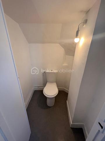 NOUVEAU EN EXCLUSIVITE ! A Coulommiers même ! Centre-ville à pied en 30 secondes ! Venez découvrir ce F2 lumineux de 45m2 situé au rdc d’une petite co-propriété sécurisée.

L’appartement se compose d’une vaste pièce de vie lumineuse de 31m2 avec coin cuisine, une salle d’eau toute neuve, un wc séparé et une chambre de 8m2.
Faibles charges de co-pro : 60€/mois
Ouvrants en pvc double vitrage bois, cave, fibre dans le couloir, tout à l’égout.

IDEAL POUR UNE PERSONNE SEULE ! IDEAL PREMIER ACHAT !
Petit prix ! Ne tardez pas à venir visiter !