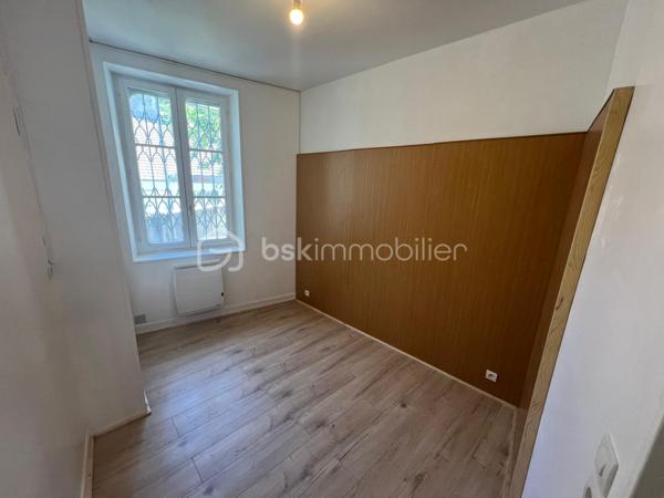 NOUVEAU EN EXCLUSIVITE ! A Coulommiers même ! Centre-ville à pied en 30 secondes ! Venez découvrir ce F2 lumineux de 45m2 situé au rdc d’une petite co-propriété sécurisée.

L’appartement se compose d’une vaste pièce de vie lumineuse de 31m2 avec coin cuisine, une salle d’eau toute neuve, un wc séparé et une chambre de 8m2.
Faibles charges de co-pro : 60€/mois
Ouvrants en pvc double vitrage bois, cave, fibre dans le couloir, tout à l’égout.

IDEAL POUR UNE PERSONNE SEULE ! IDEAL PREMIER ACHAT !
Petit prix ! Ne tardez pas à venir visiter !