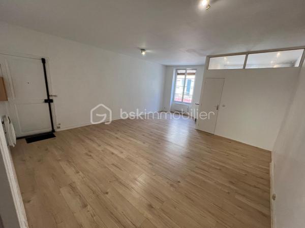 NOUVEAU EN EXCLUSIVITE ! A Coulommiers même ! Centre-ville à pied en 30 secondes ! Venez découvrir ce F2 lumineux de 45m2 situé au rdc d’une petite co-propriété sécurisée.

L’appartement se compose d’une vaste pièce de vie lumineuse de 31m2 avec coin cuisine, une salle d’eau toute neuve, un wc séparé et une chambre de 8m2.
Faibles charges de co-pro : 60€/mois
Ouvrants en pvc double vitrage bois, cave, fibre dans le couloir, tout à l’égout.

IDEAL POUR UNE PERSONNE SEULE ! IDEAL PREMIER ACHAT !
Petit prix ! Ne tardez pas à venir visiter !