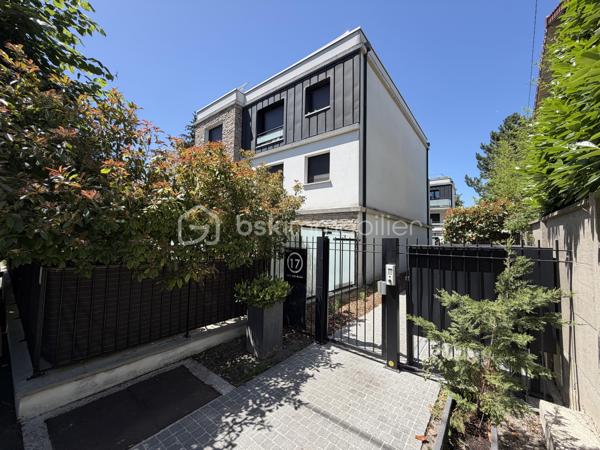 Situé dans la ville de Gagny, au sein d'une copropriété fermée et sécurisée, proche de toutes commodités.

Venez découvrir ce charmant appartement de type F2 construit en 2014 mesurant 42m² SANS TRAVAUX À PRÉVOIR, situé au 1er étage sur 2 (avec ascenseur), il se compose d'une entrée desservant un salon avec cuisine ouverte de 26,5m², une chambre de 10,5m² et une salle de bains avec WC de 5m².

Un Box situé au sous sol vient compléter le bien.

Taxe foncière : 1179€
Charges de copropriété : 135€ / Mois (Entretien des parties communes, eau froide)

Bonus :
- Norme PMR
- Fenêtres double vitrage ALU
- Volets roulants électriques
- Tableau électrique OK
- Fibre
- Interphone avec Visio
- Caméras dans les parties communes

Commodités :
- Boulangerie, pharmacie, supermarchés, banques et commerces de proximité à moins de 5min à pied
- Centre-ville de Gagny et marché à quelques minutes
- RER E Gagny Centre à environ 5min à pied (Paris Saint-Lazare / Haussmann rapidement accessible / La défense en 30min)
- Arrêts de bus à proximité immédiate
- Accès rapide à la N34, A3 et A86
- Centre commercial Domus et Rosny 2 à environ 15min en voiture
- Aéroport Roissy Charles de Gaulle à environ 25min
- Crèches et assistantes maternelles à proximité
- Écoles maternelle et primaire accessibles à pied
- Collège et lycée à moins de 10min
- Parc de Gagny à moins de 5min

Disponible 7jrs/7 n'hésitez pas à me contacter pour faire une visite ou avoir plus d'infos concernant ce bien.

>> 100% OUVERT AU PARTAGE INTER AGENCE !! <<