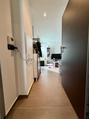 Situé dans la ville de Gagny, au sein d'une copropriété fermée et sécurisée, proche de toutes commodités.

Venez découvrir ce charmant appartement de type F2 construit en 2014 mesurant 42m² SANS TRAVAUX À PRÉVOIR, situé au 1er étage sur 2 (avec ascenseur), il se compose d'une entrée desservant un salon avec cuisine ouverte de 26,5m², une chambre de 10,5m² et une salle de bains avec WC de 5m².

Un Box situé au sous sol vient compléter le bien.

Taxe foncière : 1179€
Charges de copropriété : 135€ / Mois (Entretien des parties communes, eau froide)

Bonus :
- Norme PMR
- Fenêtres double vitrage ALU
- Volets roulants électriques
- Tableau électrique OK
- Fibre
- Interphone avec Visio
- Caméras dans les parties communes

Commodités :
- Boulangerie, pharmacie, supermarchés, banques et commerces de proximité à moins de 5min à pied
- Centre-ville de Gagny et marché à quelques minutes
- RER E Gagny Centre à environ 5min à pied (Paris Saint-Lazare / Haussmann rapidement accessible / La défense en 30min)
- Arrêts de bus à proximité immédiate
- Accès rapide à la N34, A3 et A86
- Centre commercial Domus et Rosny 2 à environ 15min en voiture
- Aéroport Roissy Charles de Gaulle à environ 25min
- Crèches et assistantes maternelles à proximité
- Écoles maternelle et primaire accessibles à pied
- Collège et lycée à moins de 10min
- Parc de Gagny à moins de 5min

Disponible 7jrs/7 n'hésitez pas à me contacter pour faire une visite ou avoir plus d'infos concernant ce bien.

>> 100% OUVERT AU PARTAGE INTER AGENCE !! <<
